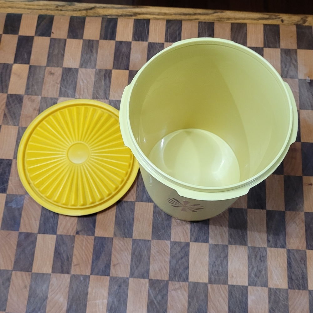 Tupperware Canister #811 - Picture 2 of 2